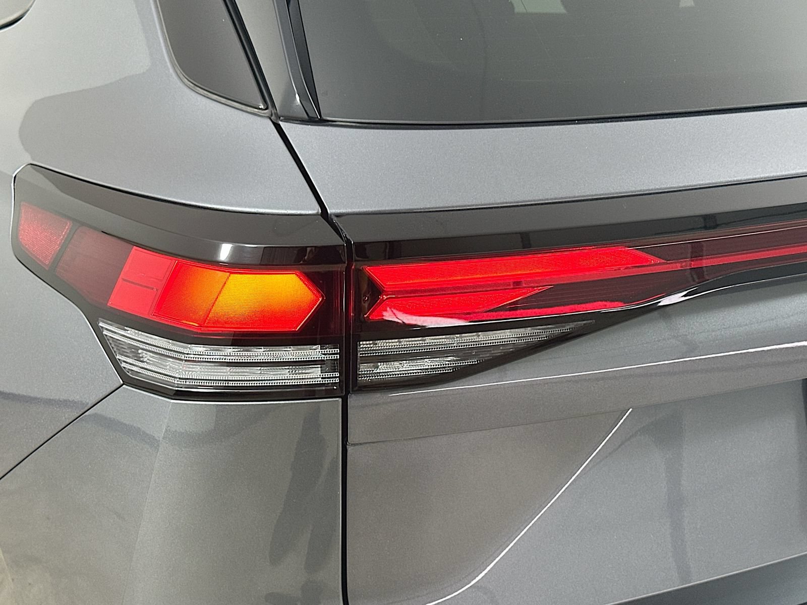 Certified 2025 Volkswagen Tiguan SE R-Line AWD/4WD image 13