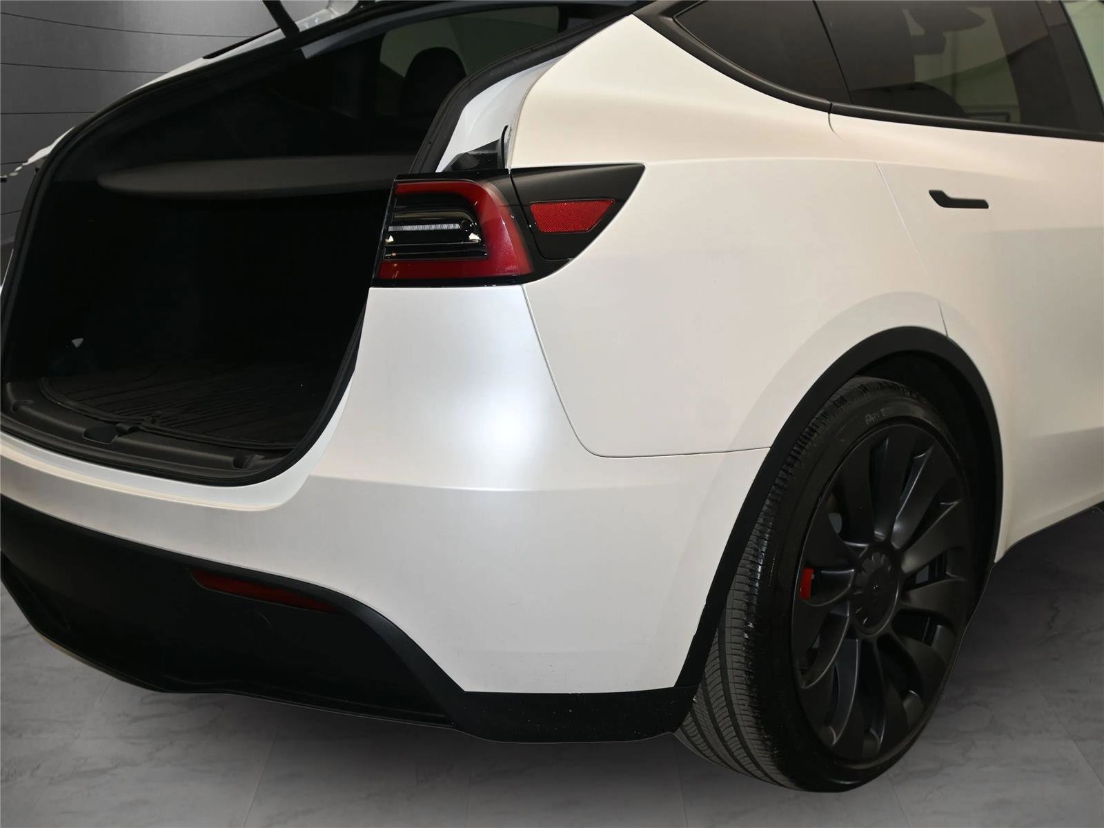 Used 2025 Tesla Model Y Performance image 11
