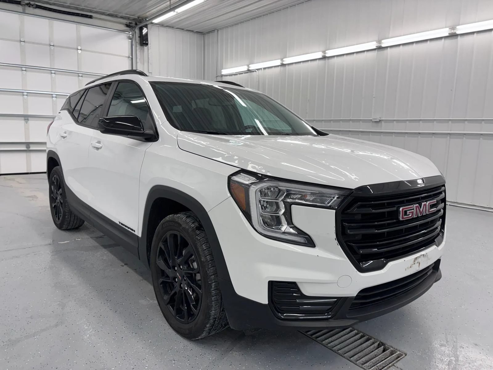 Used 2024 GMC Terrain SLE w/ Elevation Edition FWD image 12