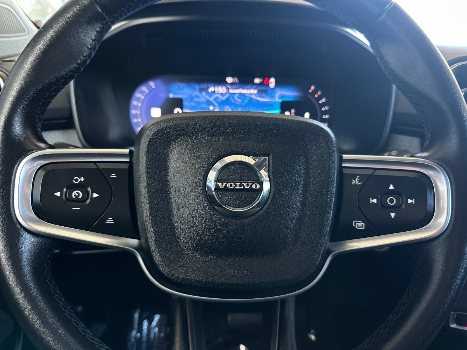 Used 2025 Volvo XC40 B5 Plus AWD/4WD image 23
