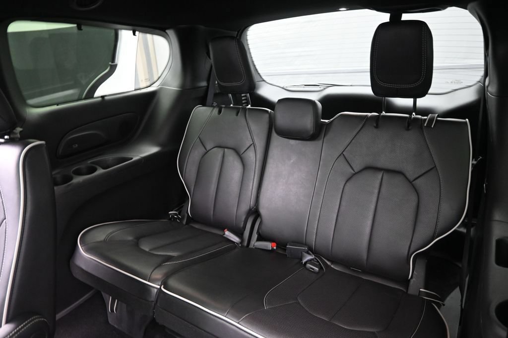 Used 2025 Chrysler Pacifica Limited FWD image 17
