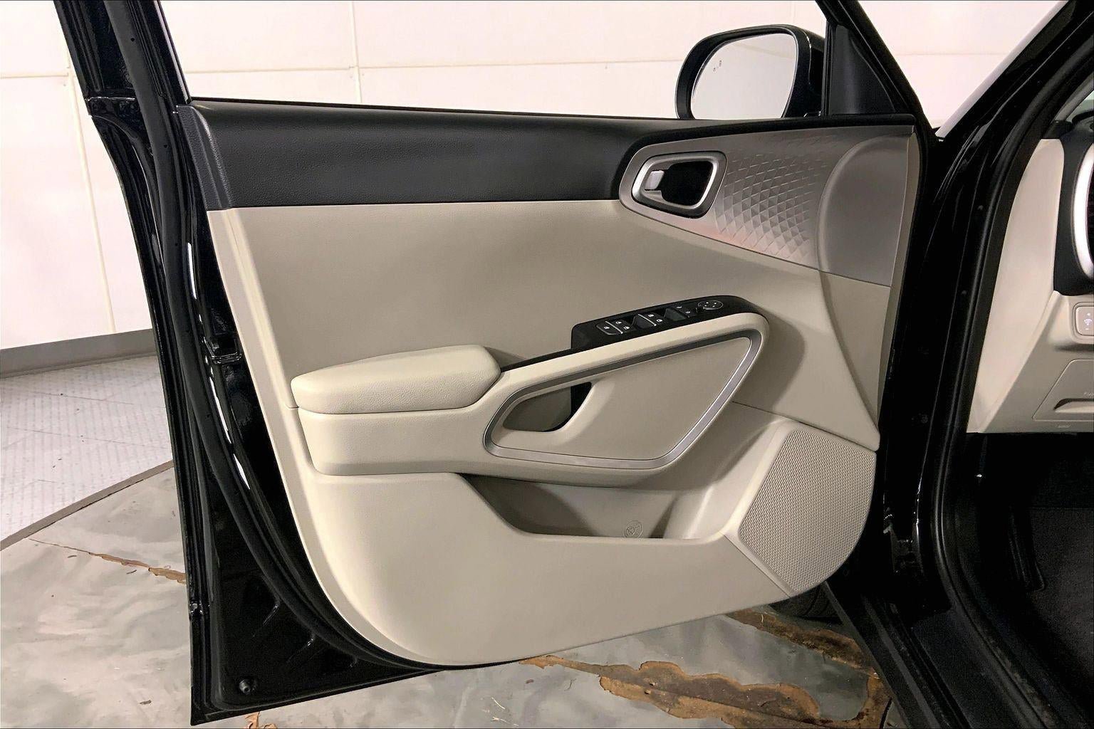 Used 2025 Kia Soul LX FWD image 17