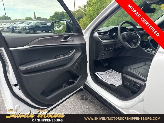Used 2024 Jeep Grand Cherokee Limited w/ Trailer Tow Package AWD/4WD image 11