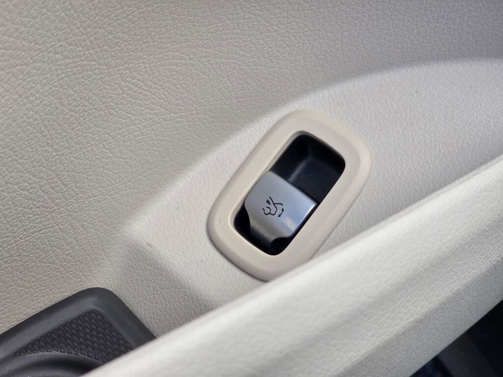 Used 2024 Mercedes-Benz GLC 300 4MATIC w/ Driver Assistance Package image 34