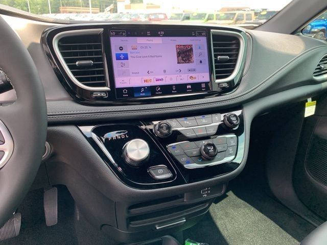 New 2026 Chrysler Pacifica Select image 19