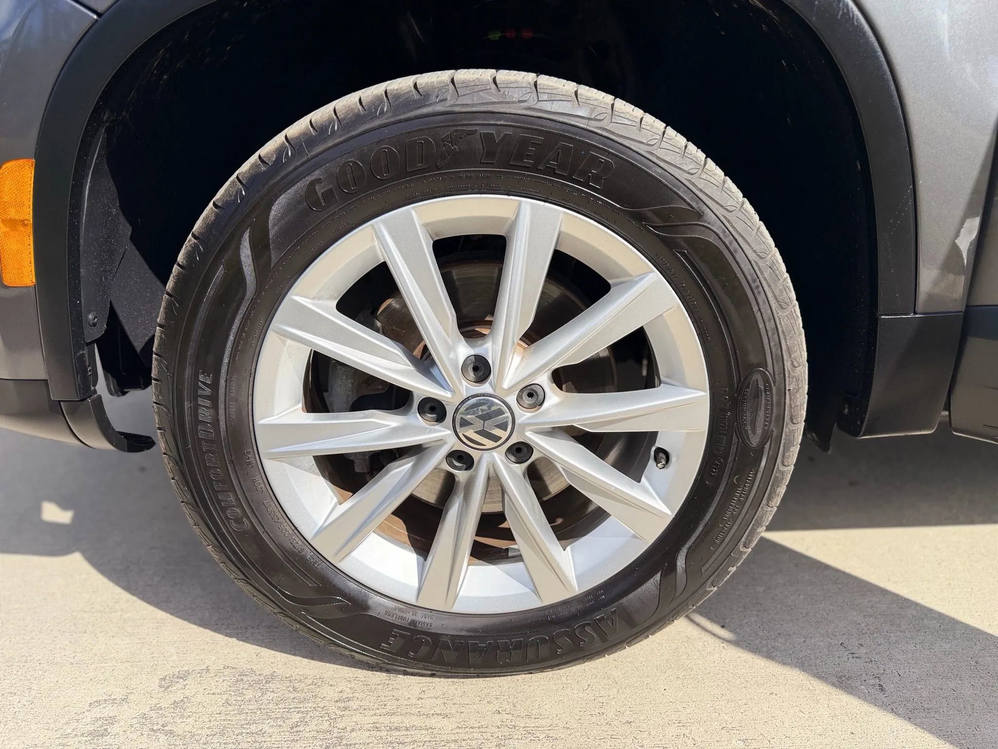 Used 2015 Volkswagen Tiguan SE image 35