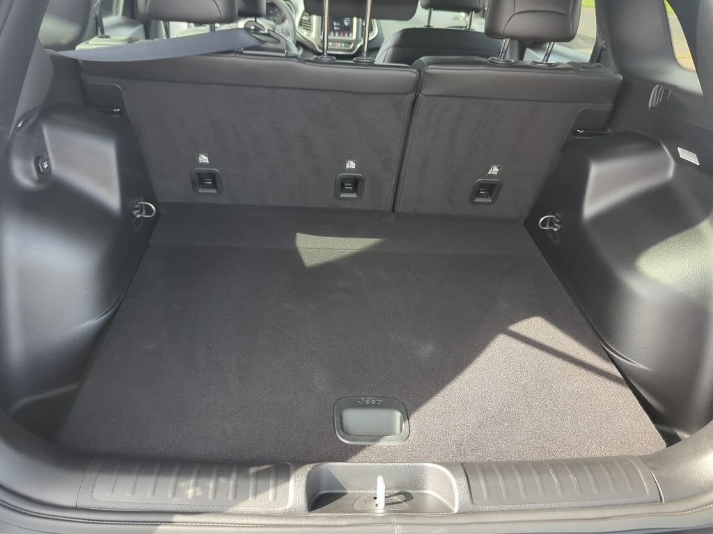 Used 2022 Jeep Cherokee Trailhawk AWD/4WD image 39