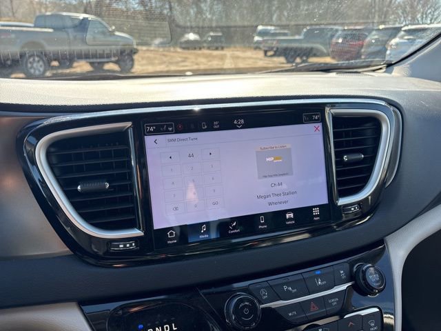 Used 2024 Chrysler Pacifica Touring-L image 19