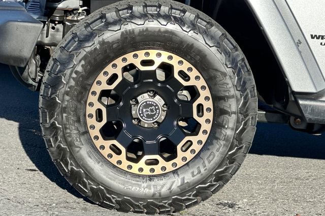 Used 2017 Jeep Wrangler Unlimited Sahara w/ Connectivity Group image 28