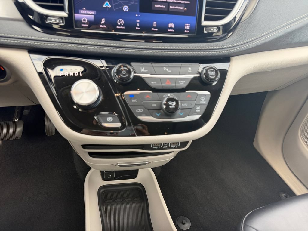 Used 2024 Chrysler Pacifica Limited FWD image 11