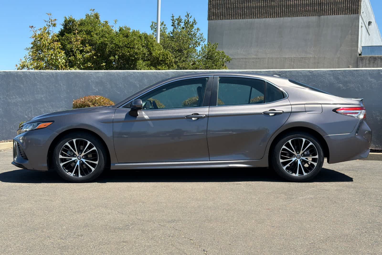 Used 2019 Toyota Camry SE FWD image 9