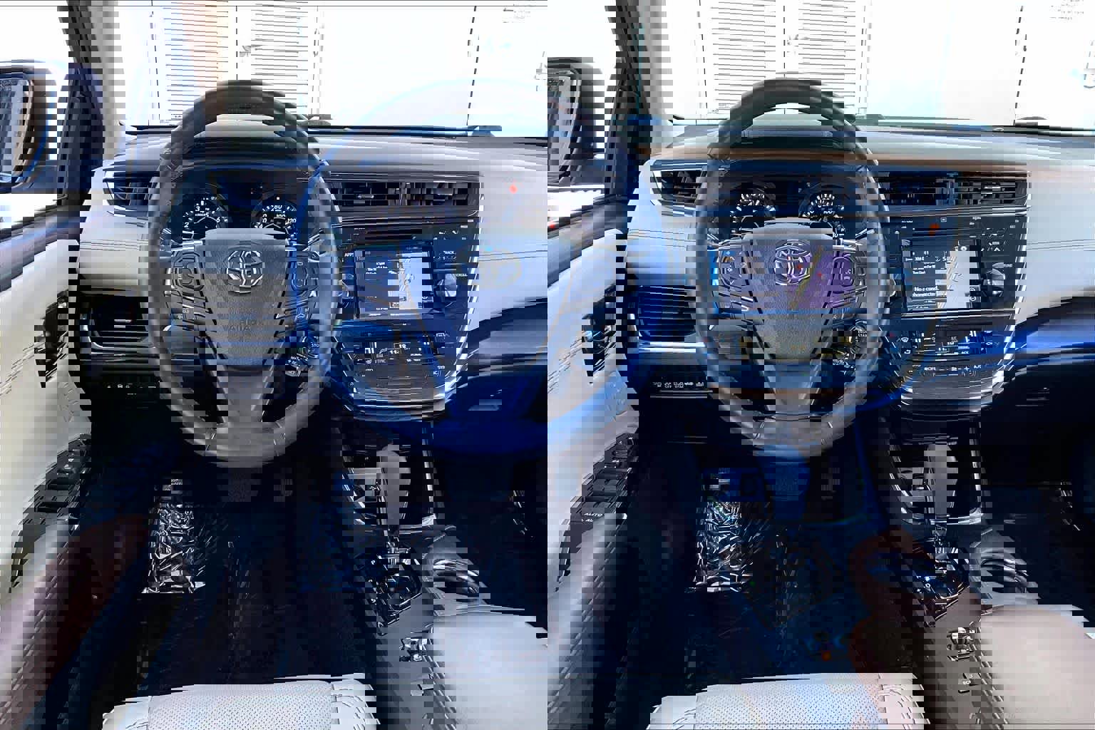 Used 2018 Toyota Avalon Limited image 5