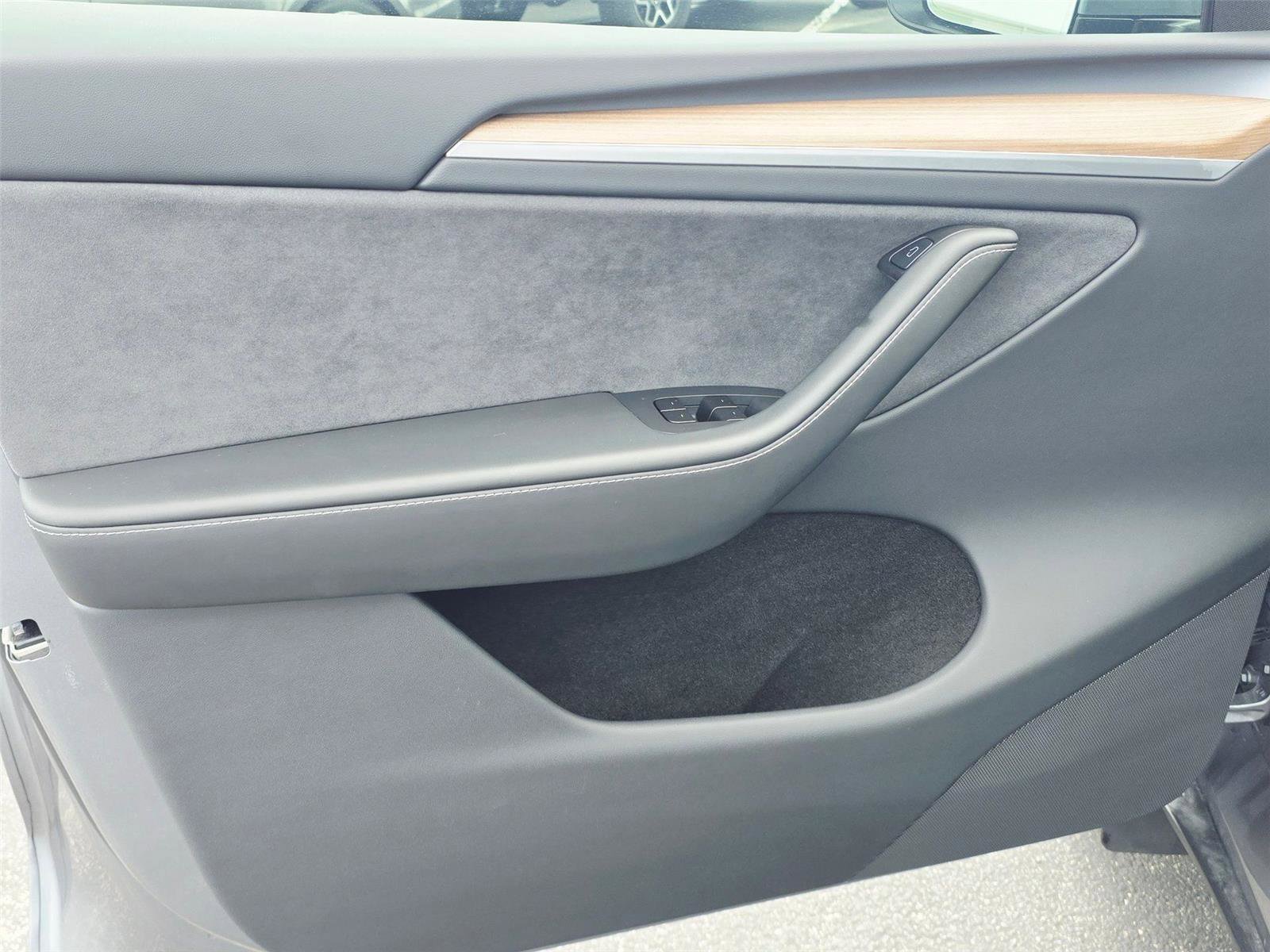 Used 2025 Tesla Model Y Long Range image 16