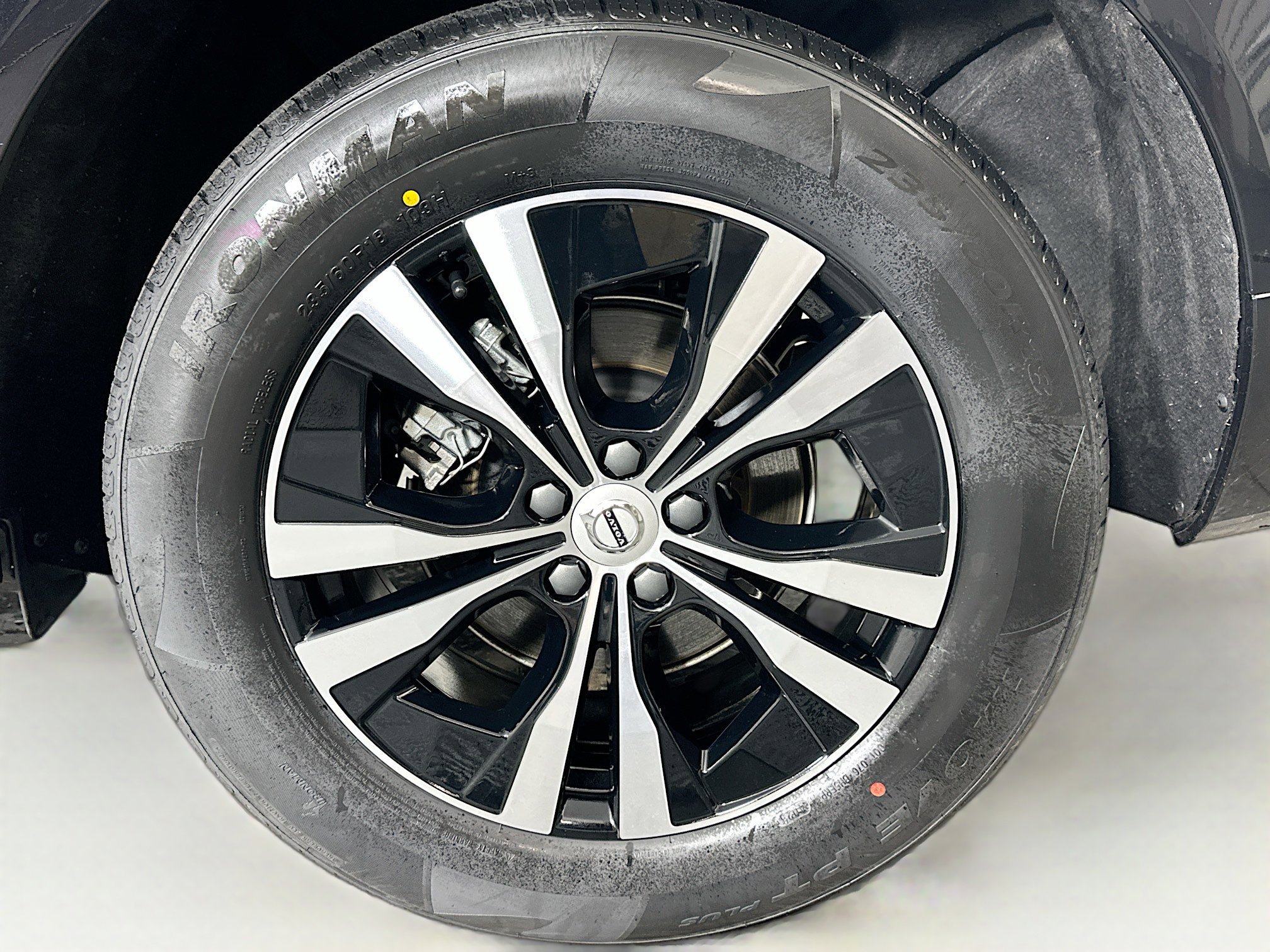 Used 2025 Volvo XC60 B5 Core image 11