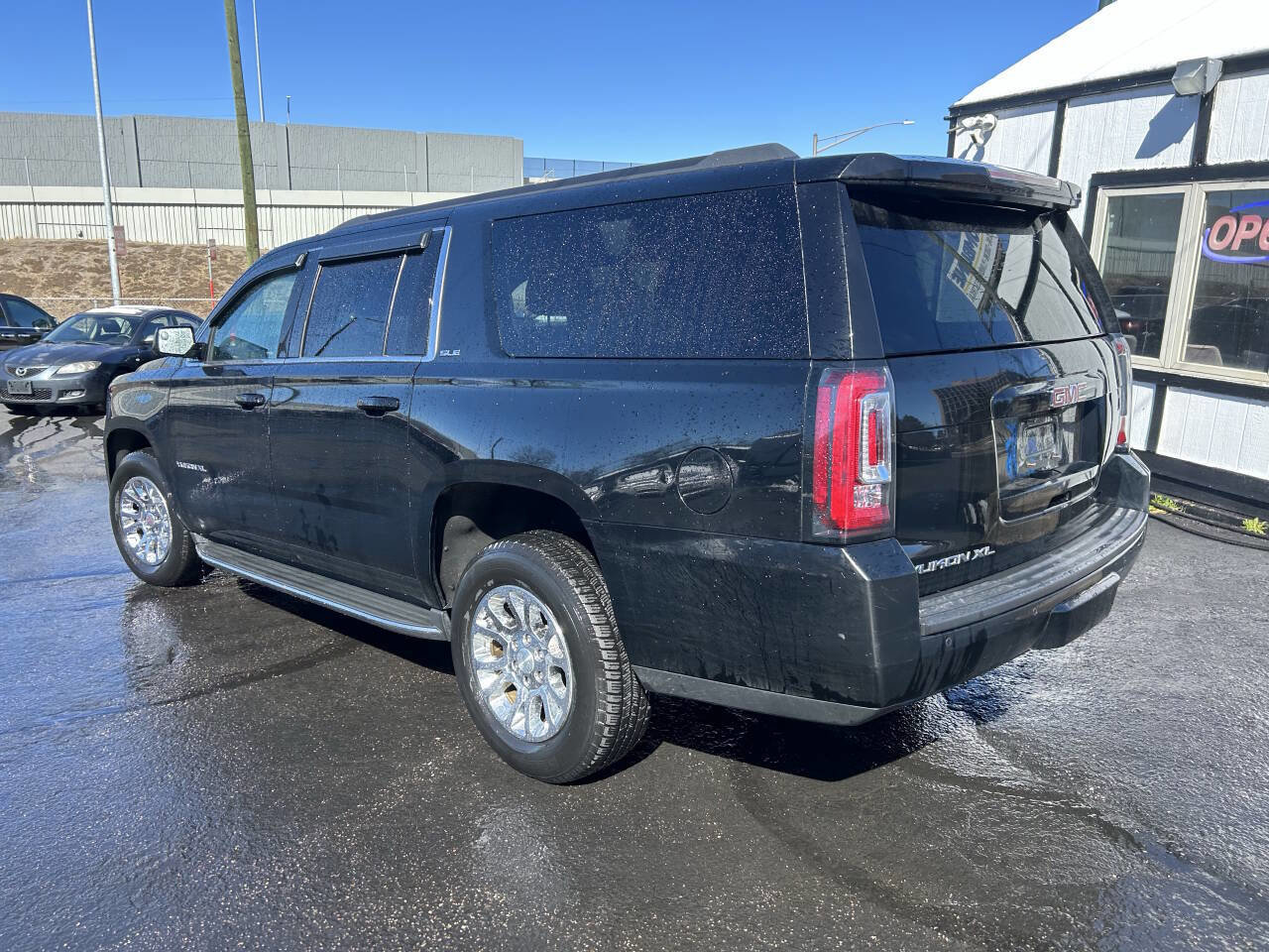 Used 2017 GMC Yukon XL SLE image 5