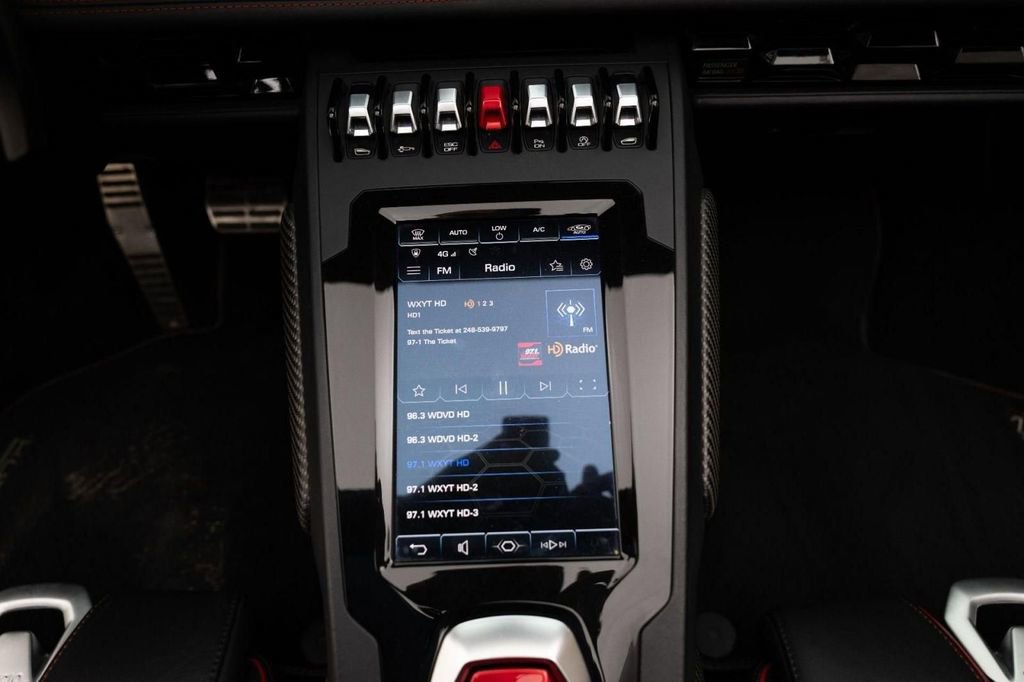 Used 2020 Lamborghini Huracan EVO image 28