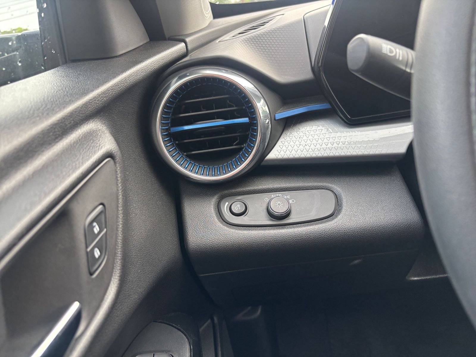 Used 2025 Chevrolet Trax LT FWD image 33