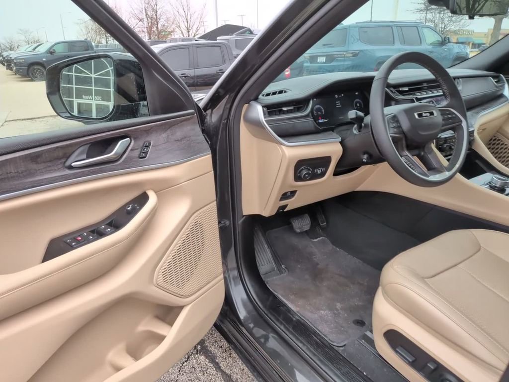 Used 2025 Jeep Grand Cherokee L Limited w/ Luxury Tech Group II image 19