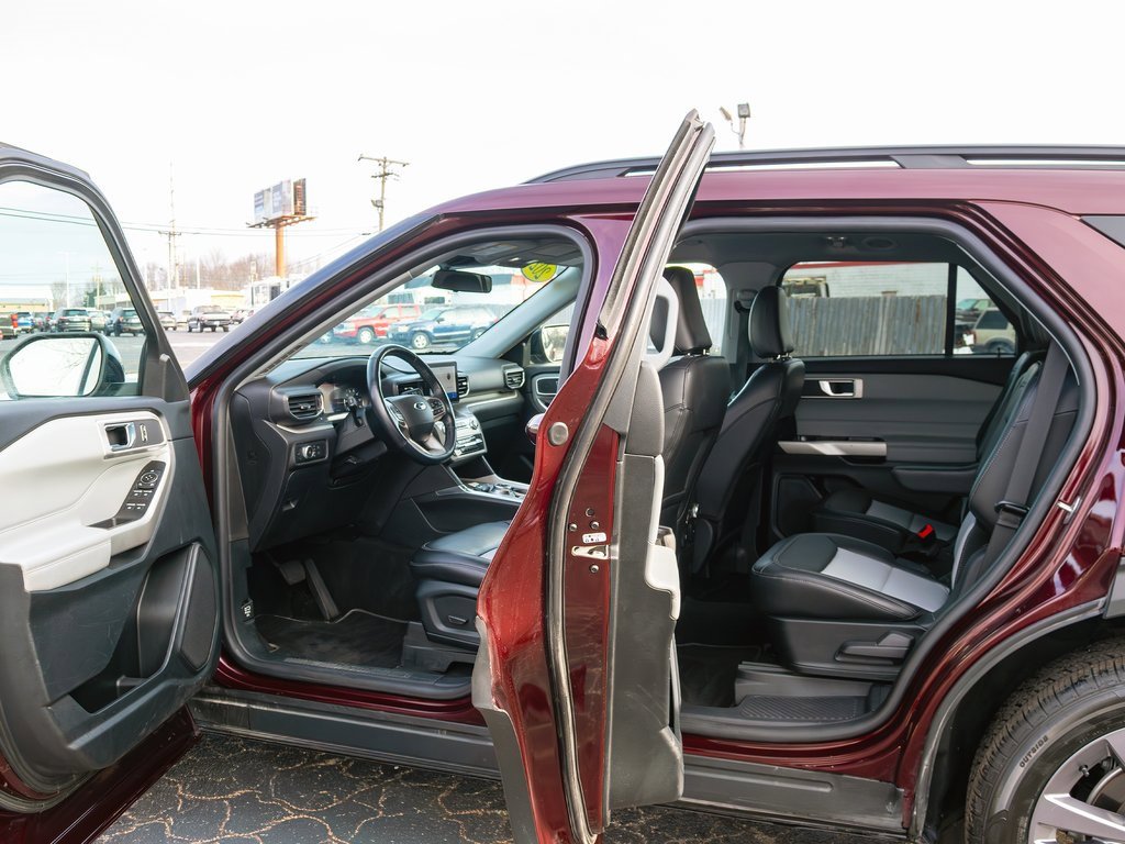 Used 2022 Ford Explorer XLT w/ Equipment Group 202A image 9