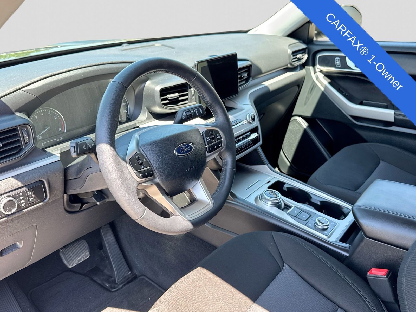 Used 2024 Ford Explorer XLT AWD/4WD image 2