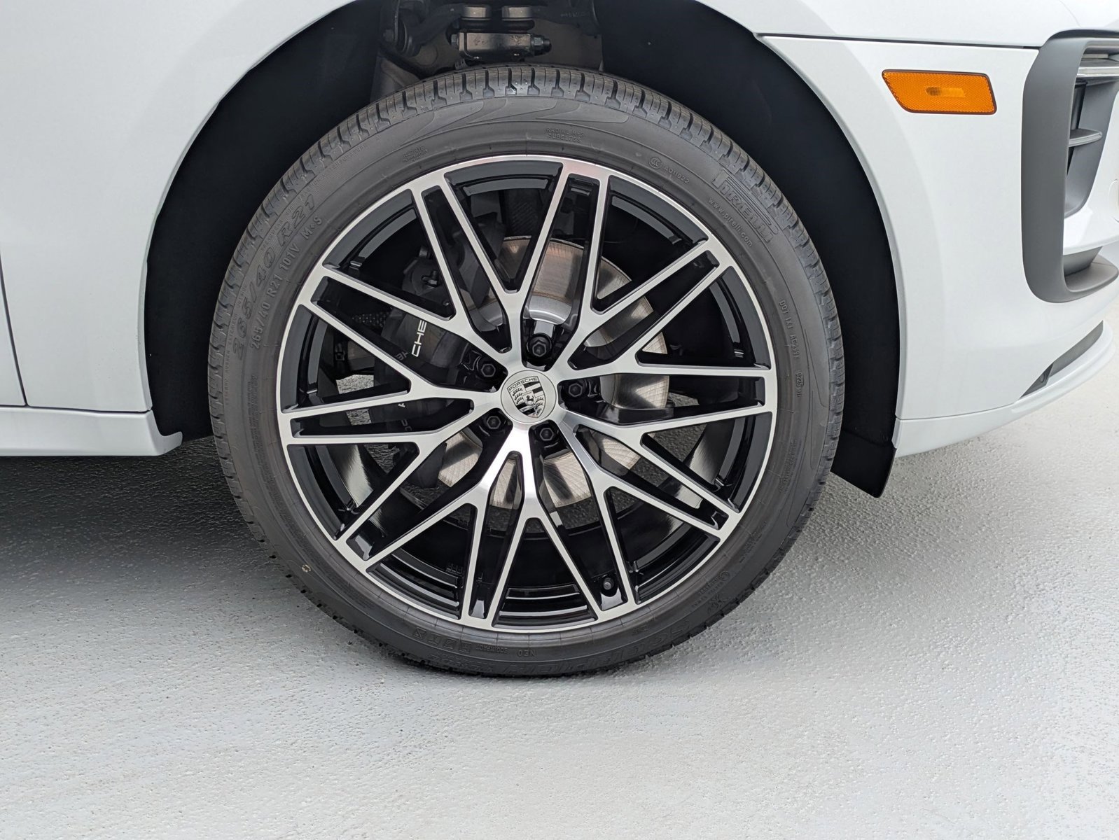 Certified 2025 Porsche Macan AWD/4WD image 27