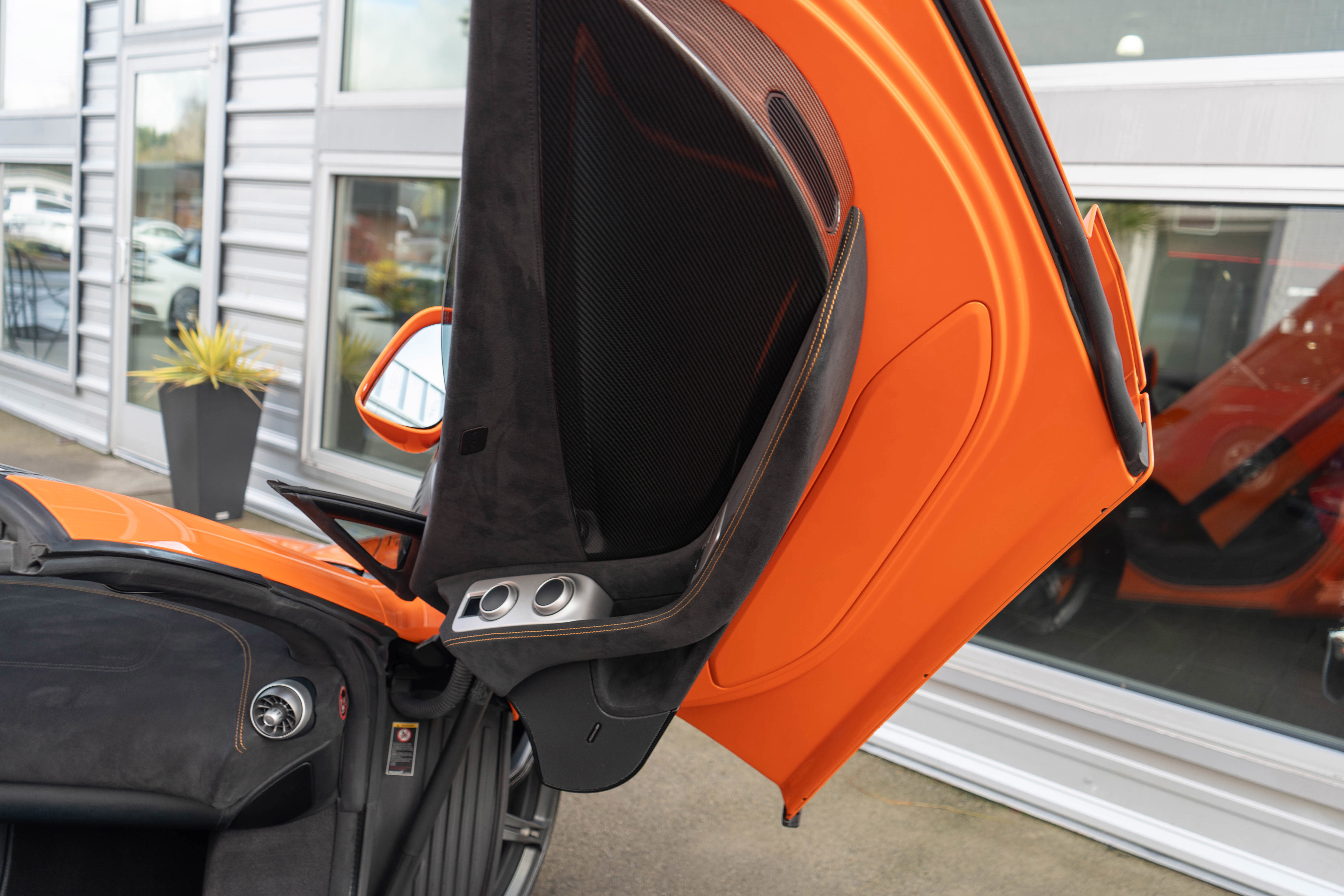 Used 2015 McLaren 650S Spider image 34