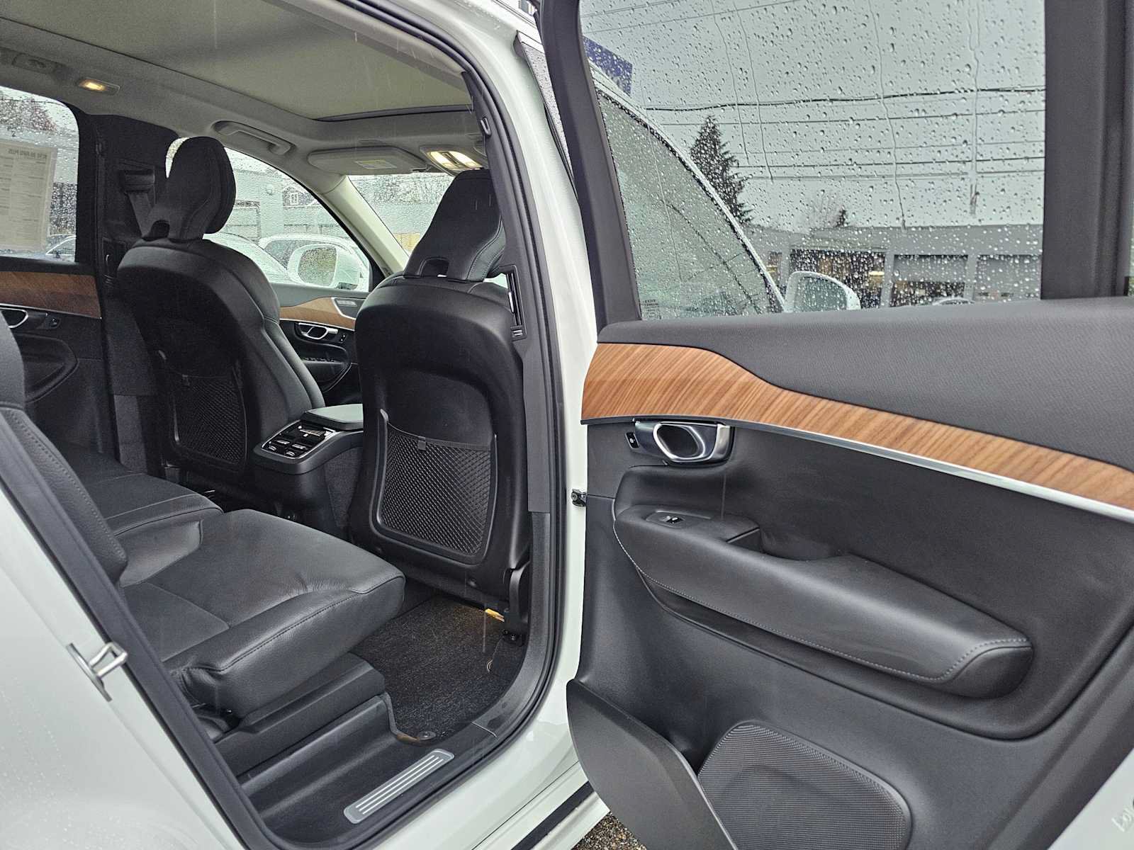 New 2025 Volvo XC90 B6 Plus w/ Protection Package Premier AWD/4WD image 13
