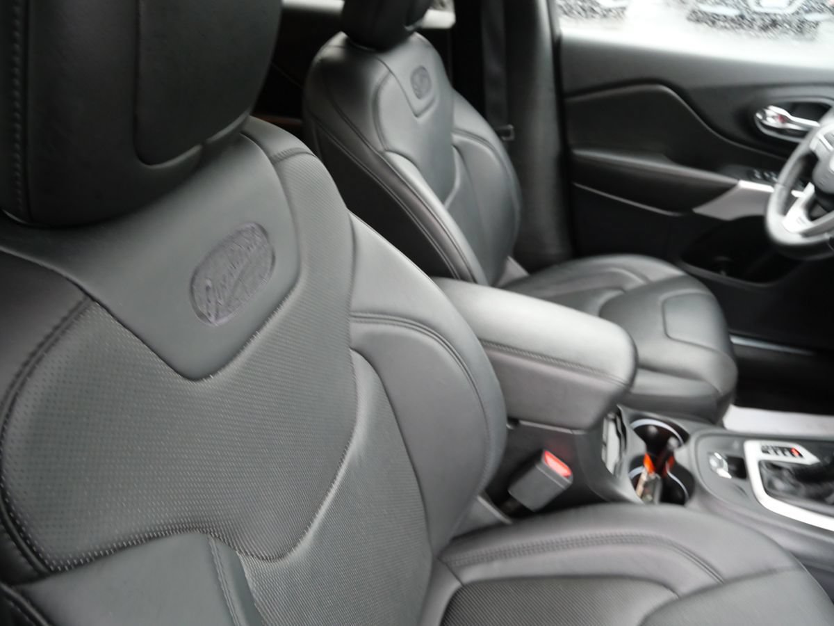 Used 2016 Jeep Cherokee Overland AWD/4WD image 30