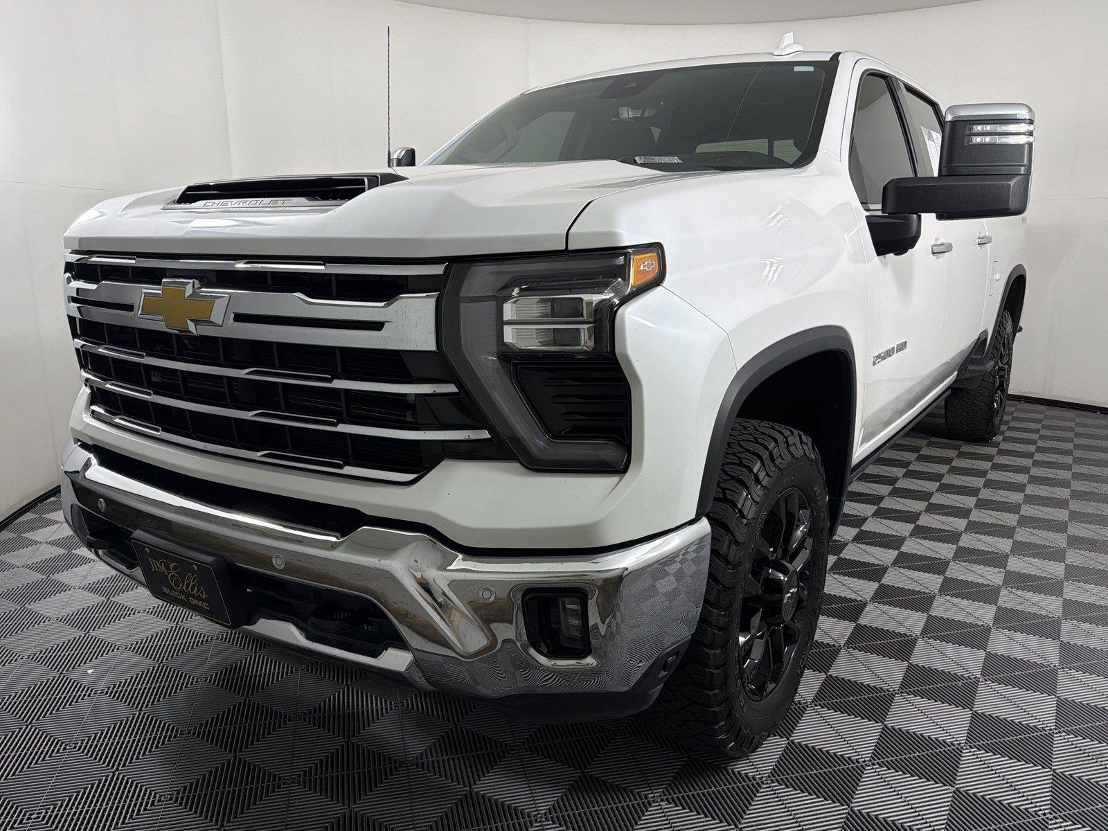 Used 2024 Chevrolet Silverado 2500 LTZ w/ LTZ Convenience Package AWD/4WD image 3