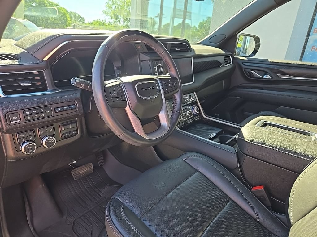 Used 2024 GMC Yukon XL Denali w/ Advanced Technology Package AWD/4WD image 39