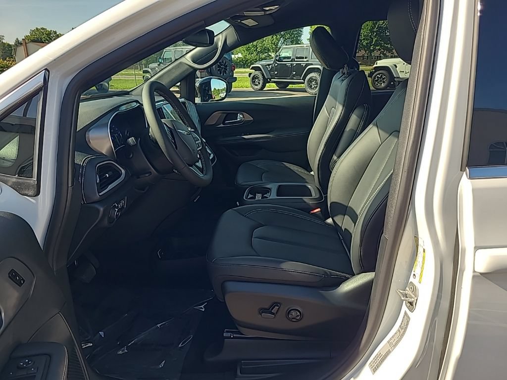 New 2025 Chrysler Pacifica Select FWD image 11
