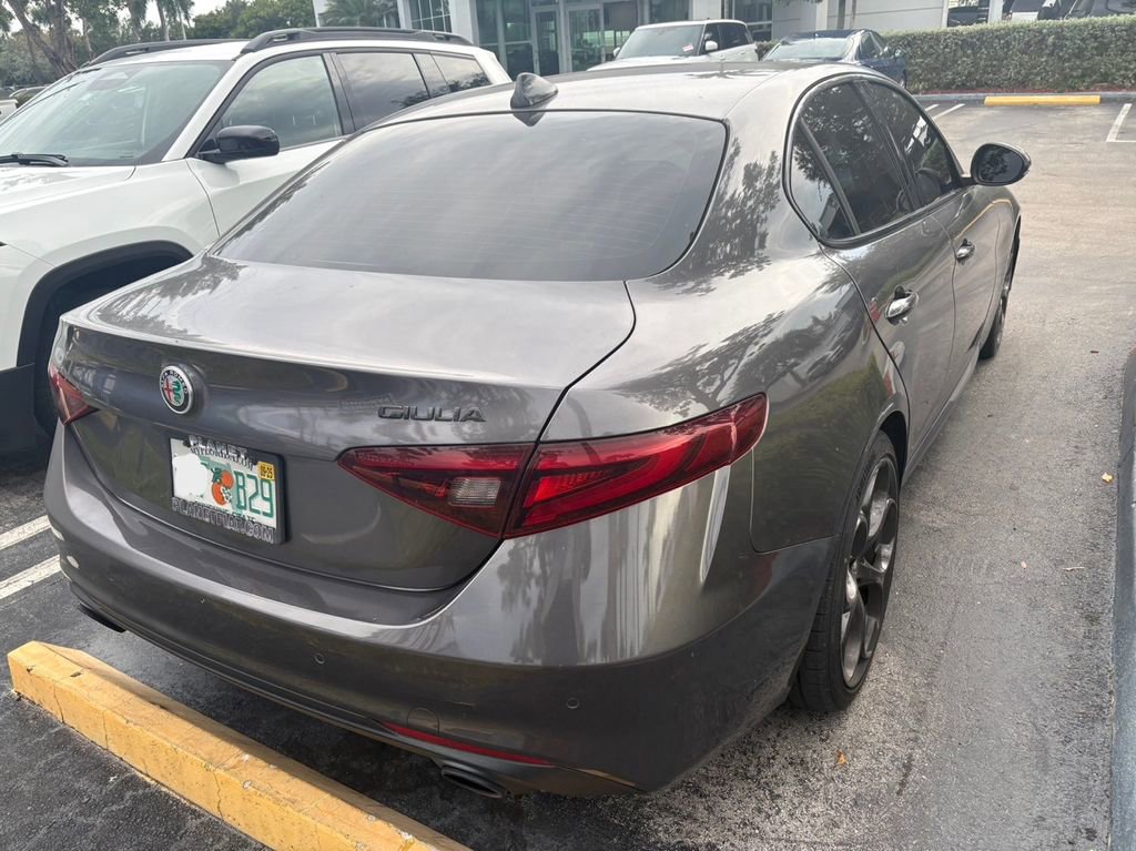 Used 2019 Alfa Romeo Giulia RWD image 2