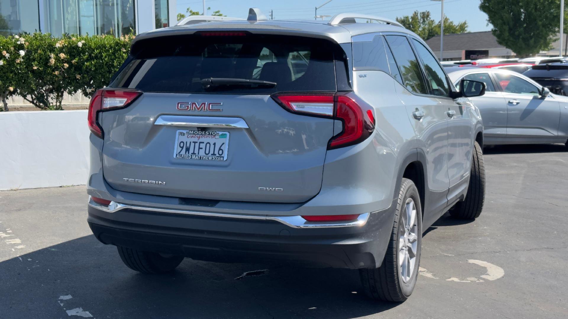 Used 2024 GMC Terrain SLT AWD/4WD image 5