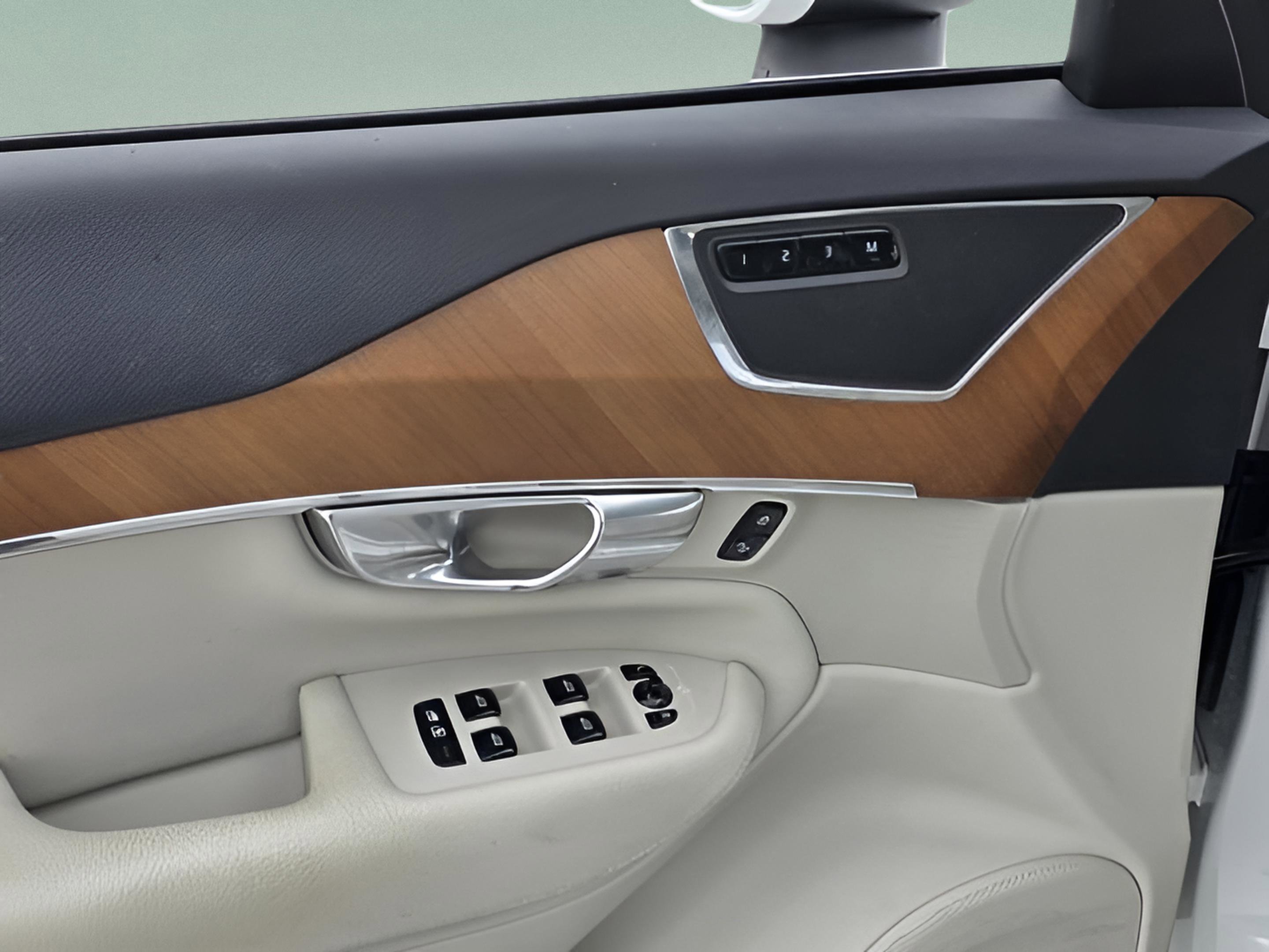 Used 2022 Volvo XC90 T6 Momentum w/ Climate Package image 11