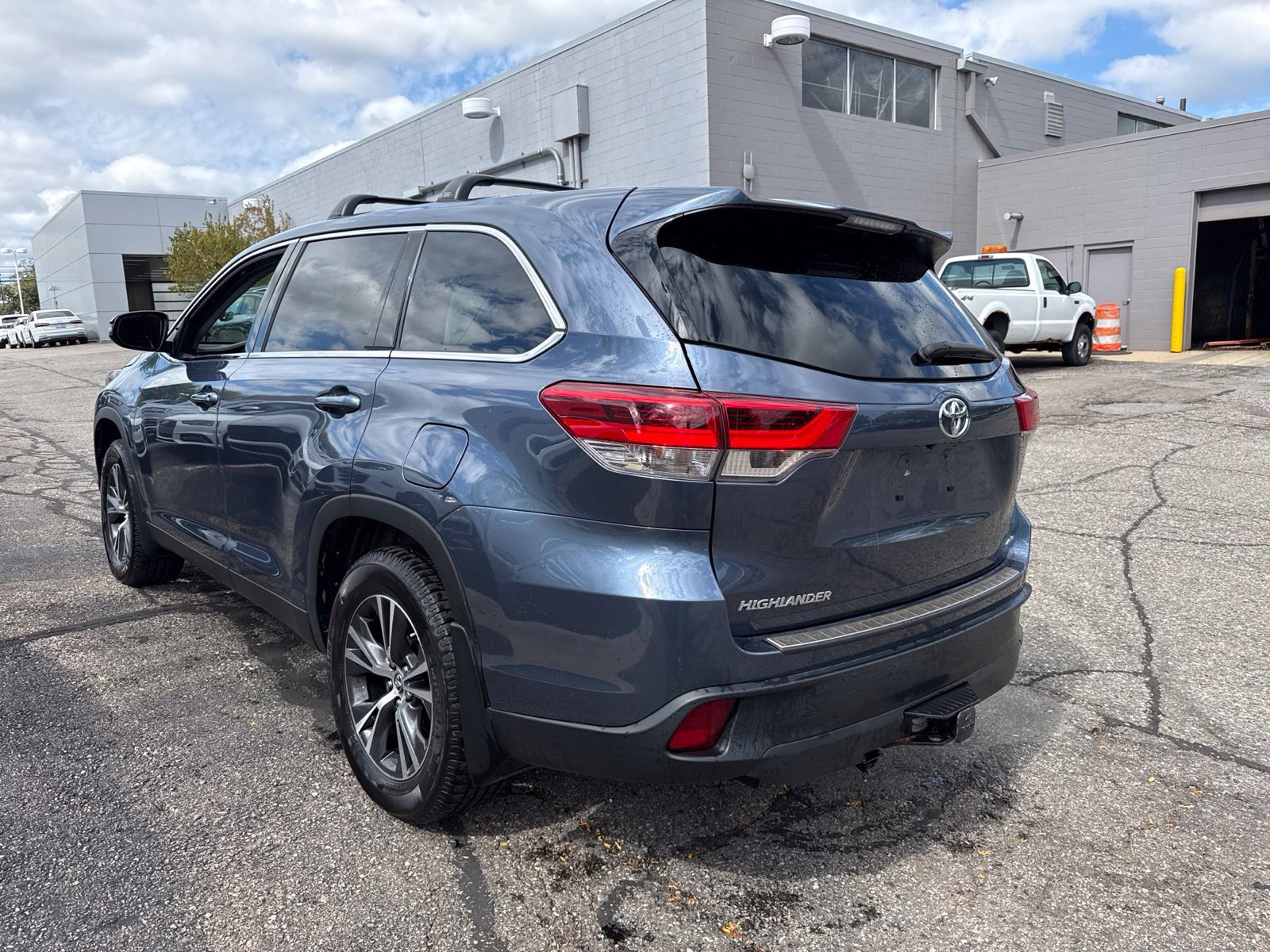 Used 2019 Toyota Highlander LE AWD/4WD image 5