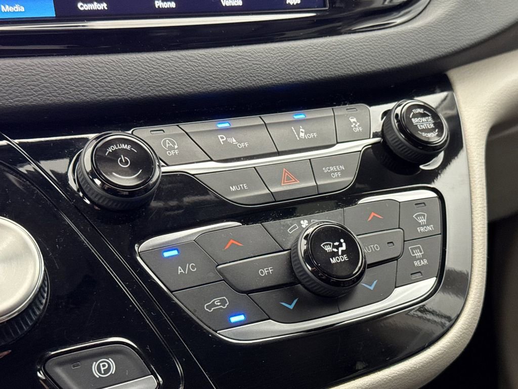 Used 2023 Chrysler Pacifica Touring-L image 20