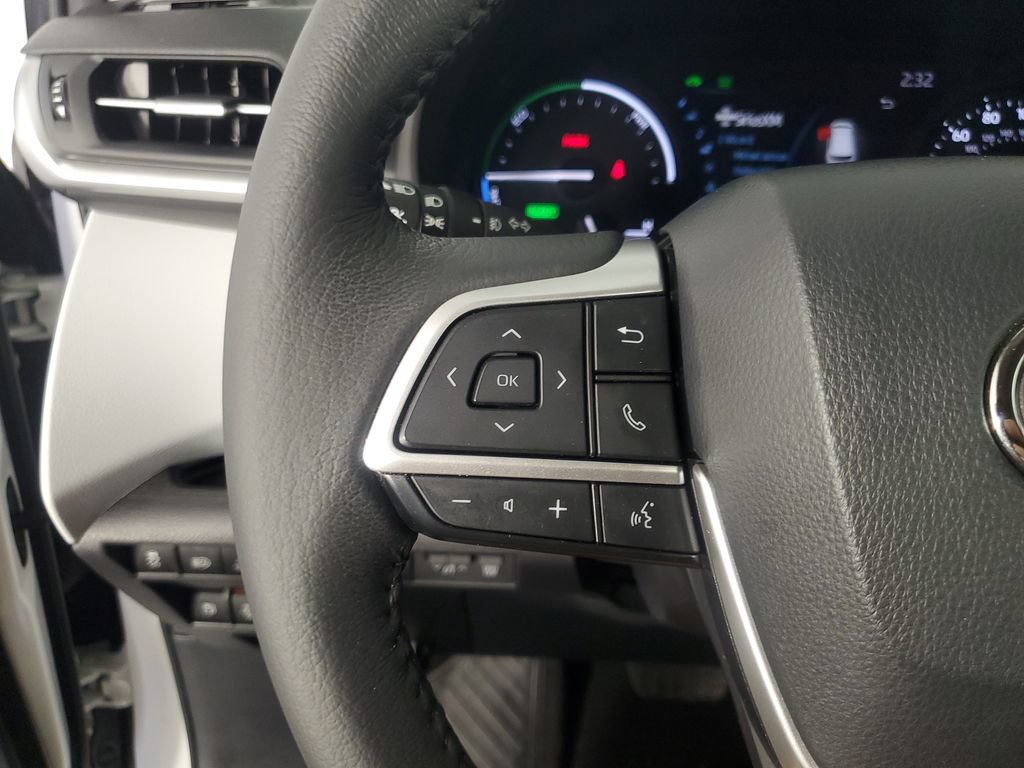 Used 2025 Toyota Sienna XLE w/ XLE Plus Package FWD image 25