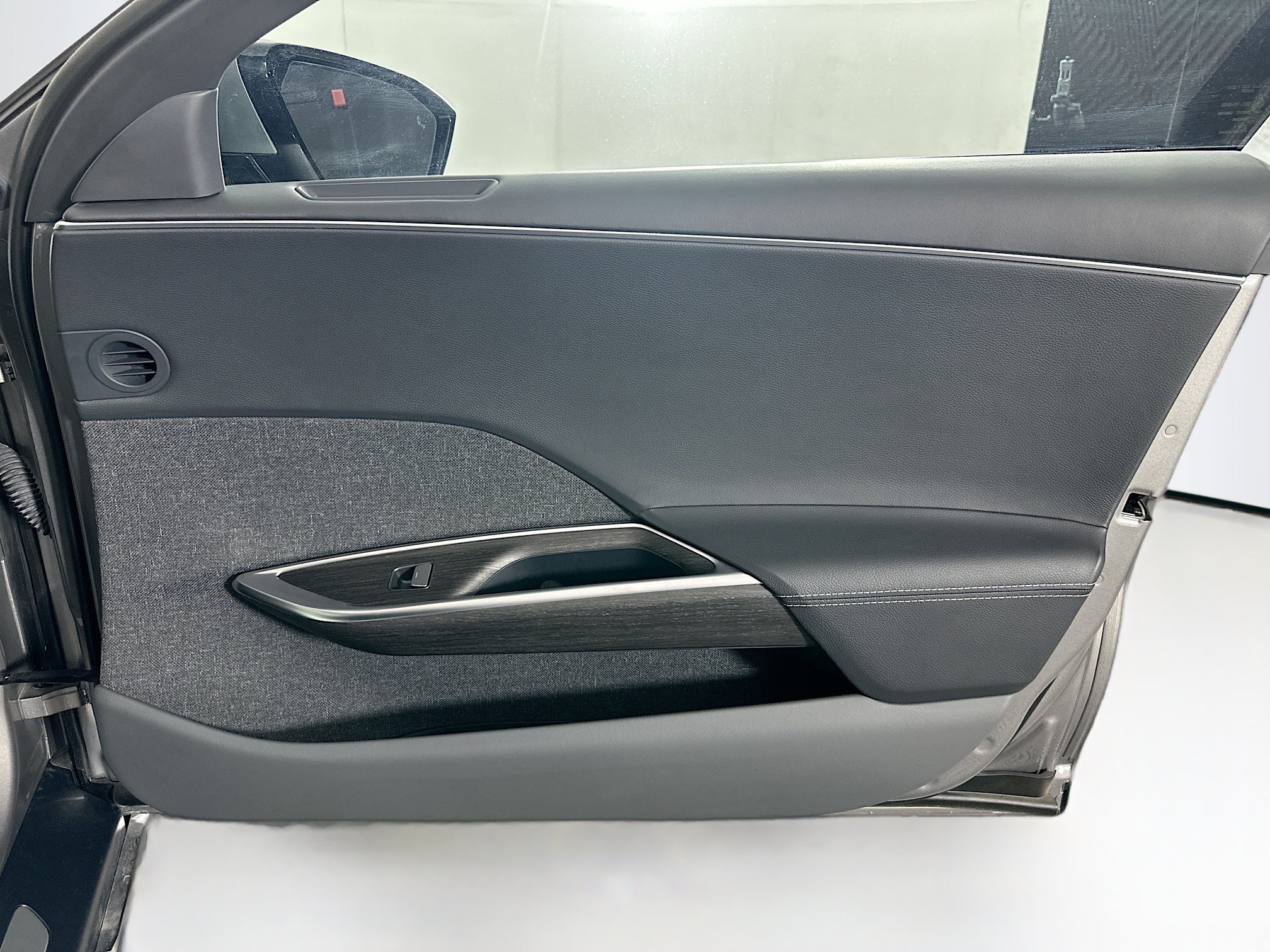 Used 2024 Lucid Air Touring AWD/4WD image 33