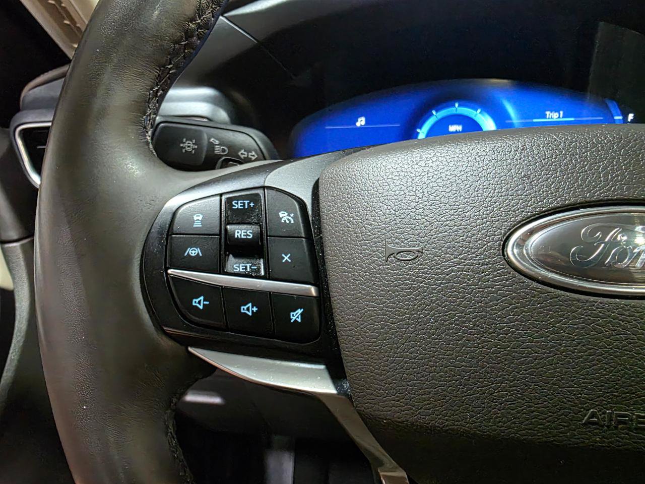 Used 2020 Ford Explorer Platinum w/ Premium Technology Package AWD/4WD image 31