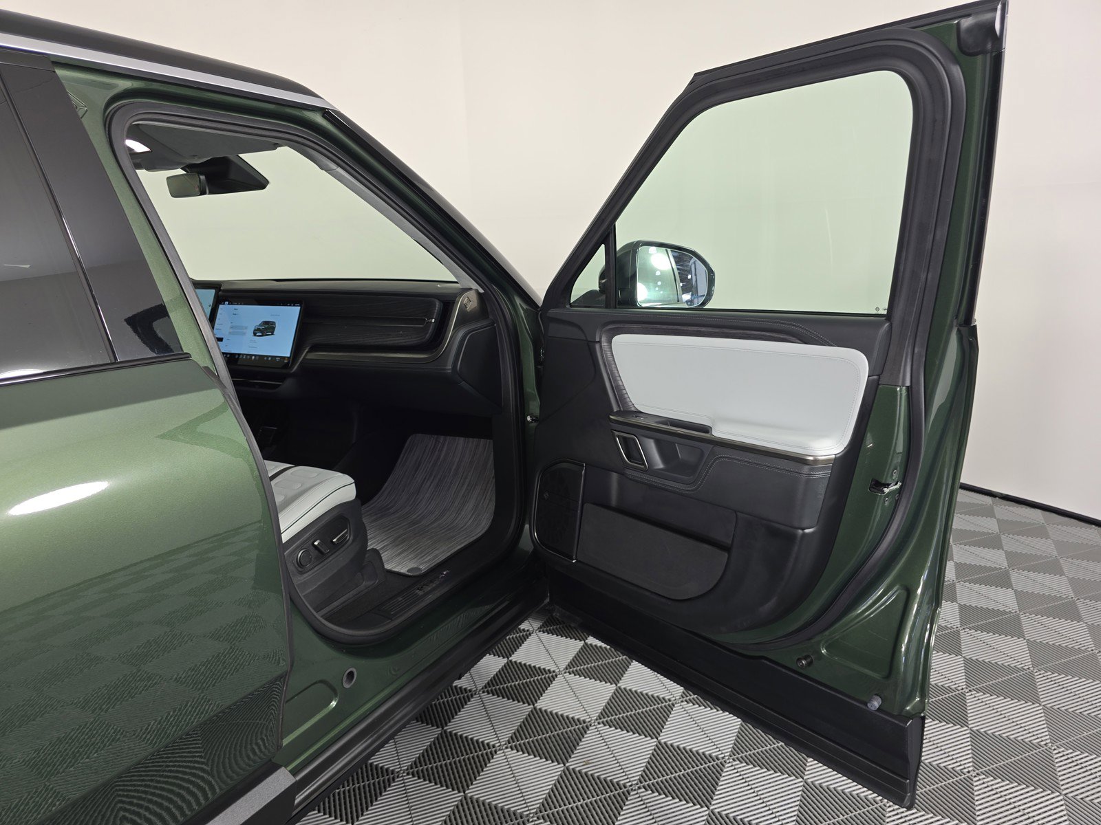 Used 2024 Rivian R1S Adventure image 18