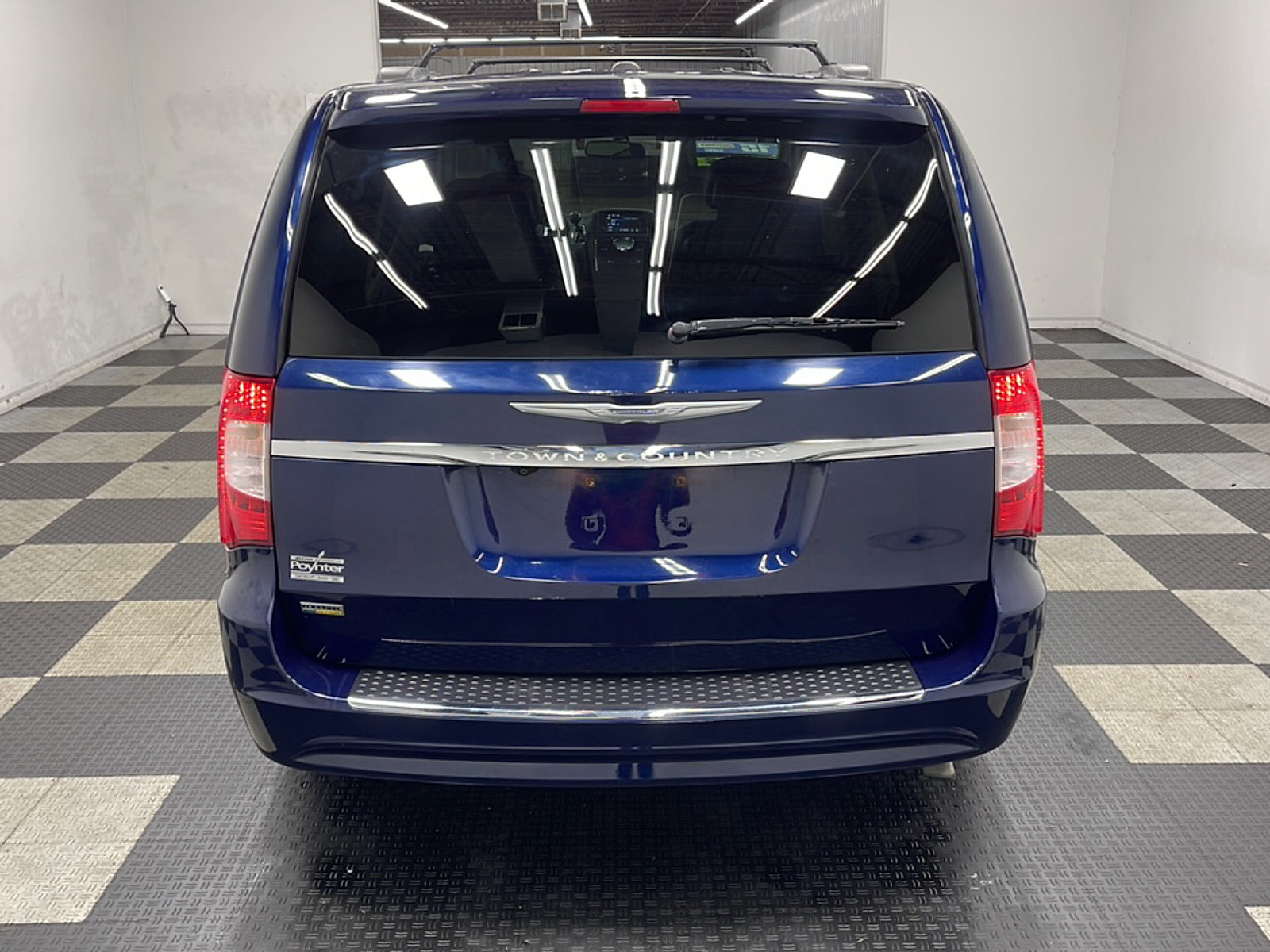 Used 2015 Chrysler Town & Country Touring FWD image 16