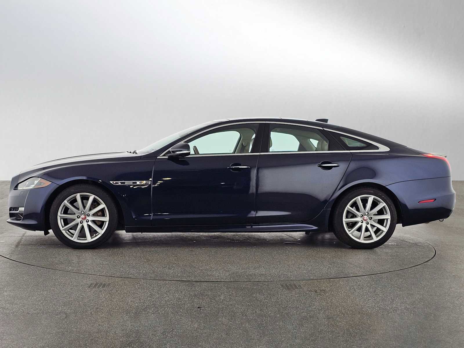 Used 2019 Jaguar XJ R-Sport image 2