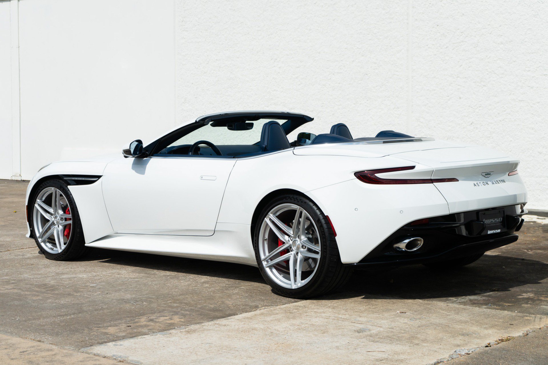 Used 2025 Aston Martin DB12 Convertible RWD image 10
