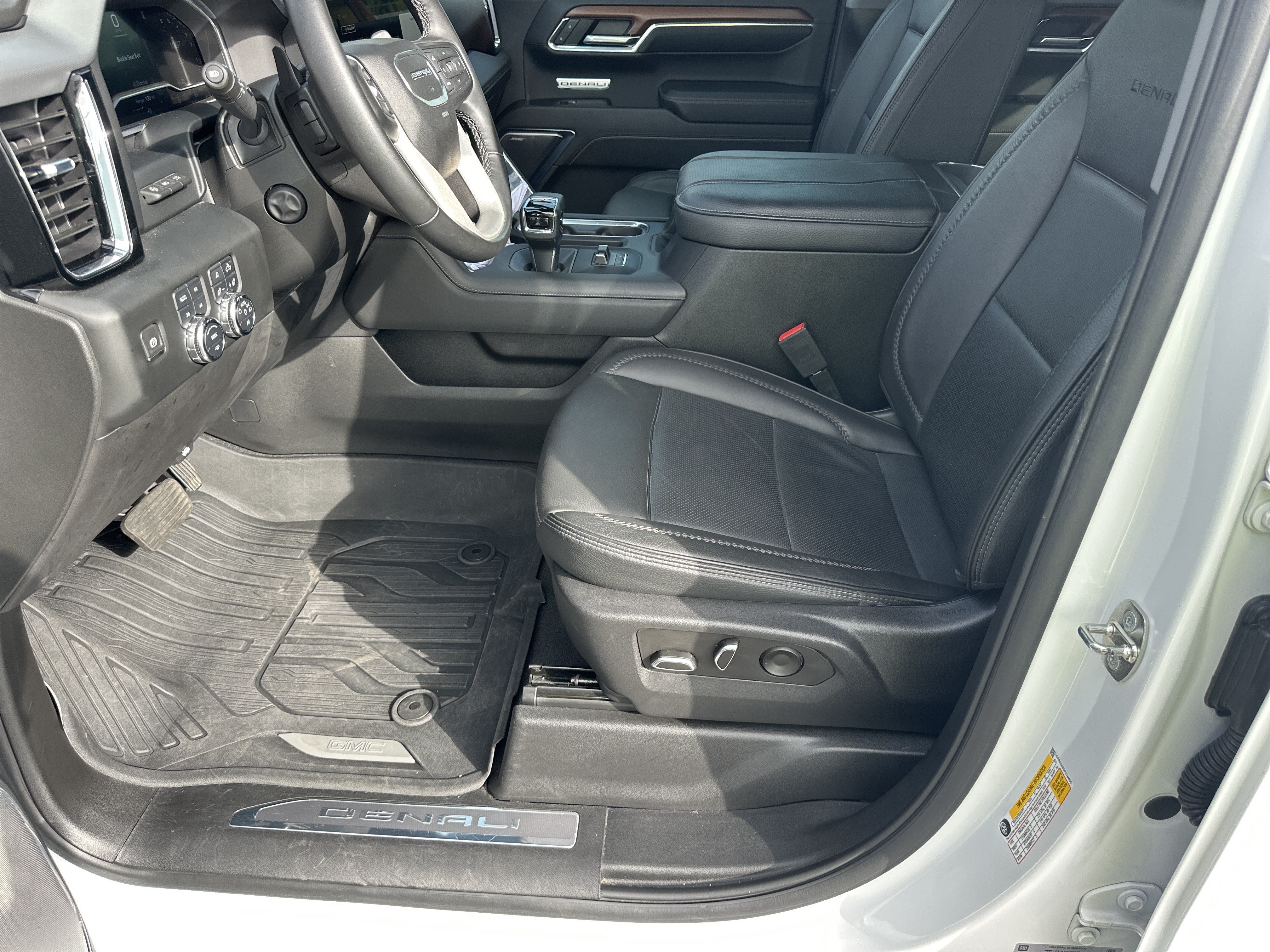 Used 2023 GMC Sierra 1500 Denali w/ Technology Package AWD/4WD image 10