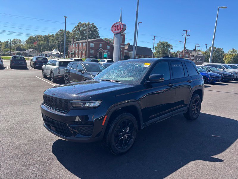 Used 2025 Jeep Grand Cherokee Altitude AWD/4WD image 3
