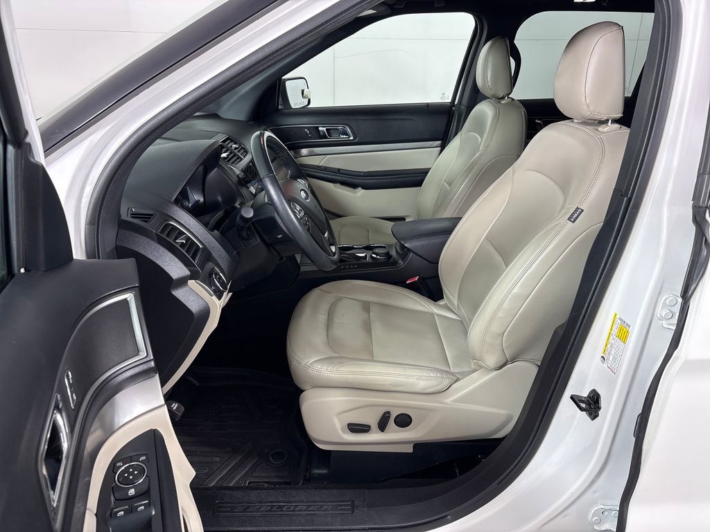 Certified 2019 Ford Explorer XLT w/ Equipment Group 202A image 30