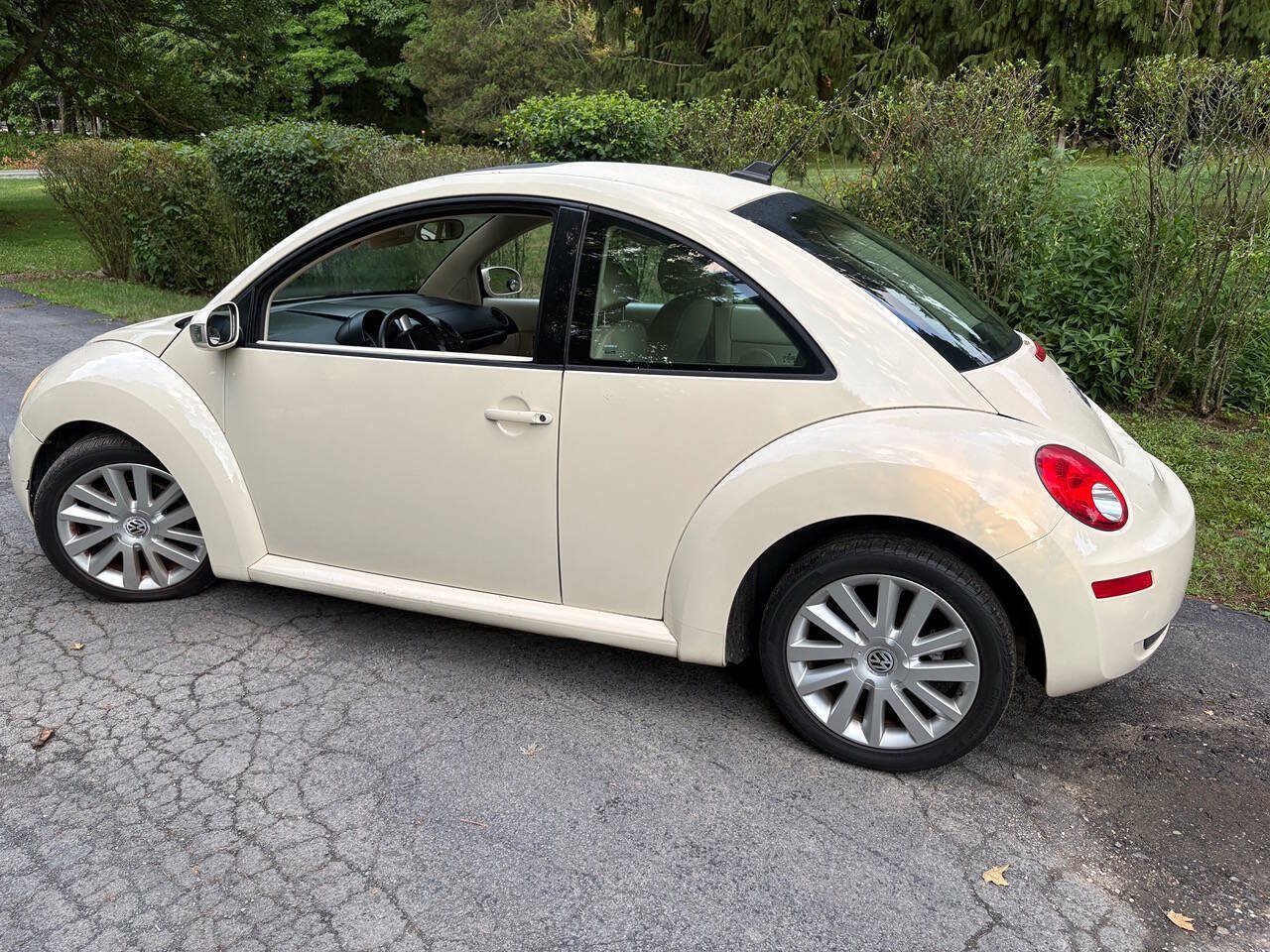 Used 2008 Volkswagen Beetle SE FWD image 2