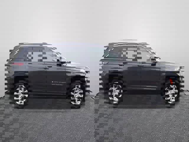 Used 2023 Jeep Grand Cherokee Limited image 3