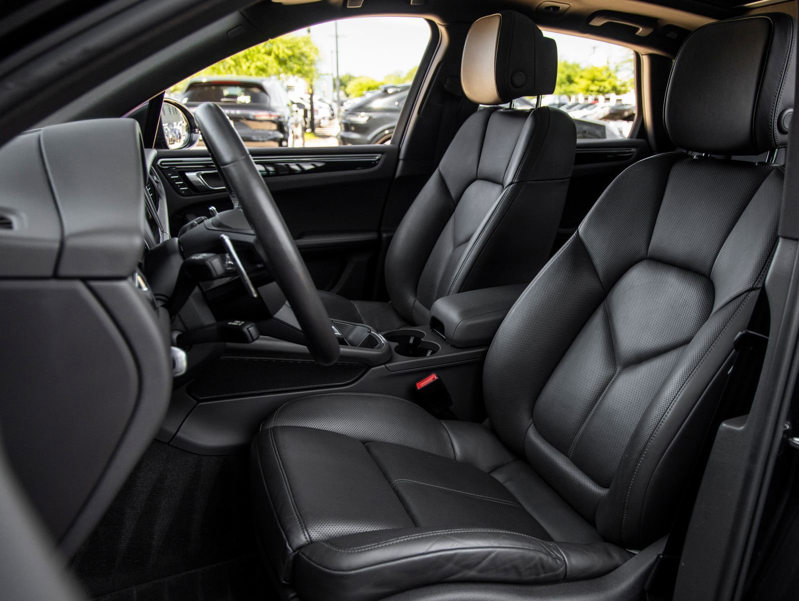 Certified 2022 Porsche Macan AWD/4WD image 5