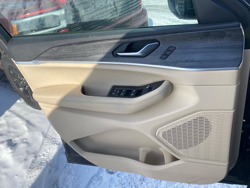 Used 2024 Jeep Grand Cherokee Limited w/ Black Appearance Package image 18